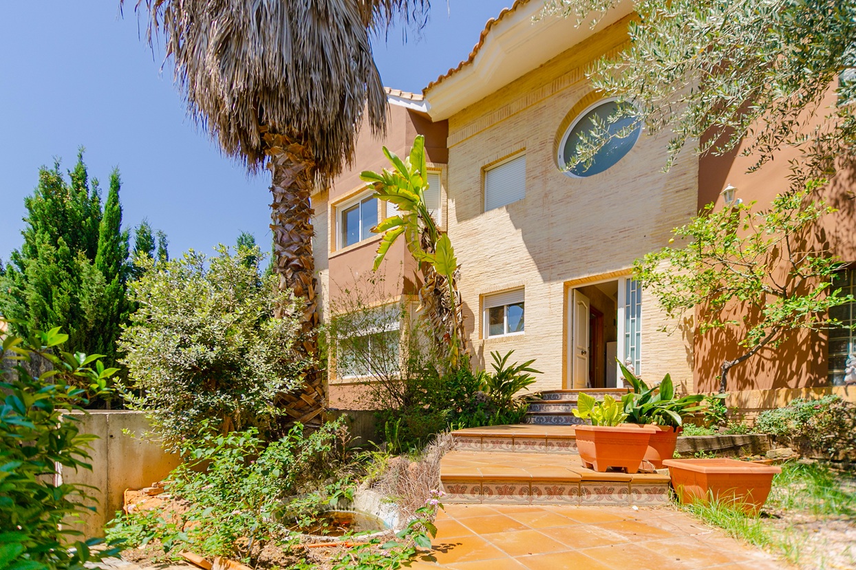 Classic Style 2-Story Villa – Calle Azahar, Alfinach Puçol