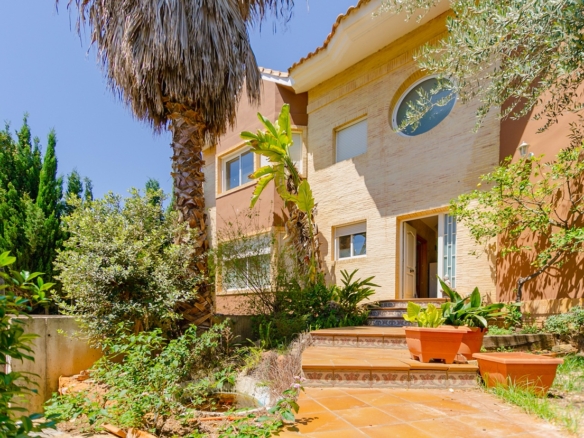 Classic Style 2-Story Villa – Calle Azahar, Alfinach Puçol