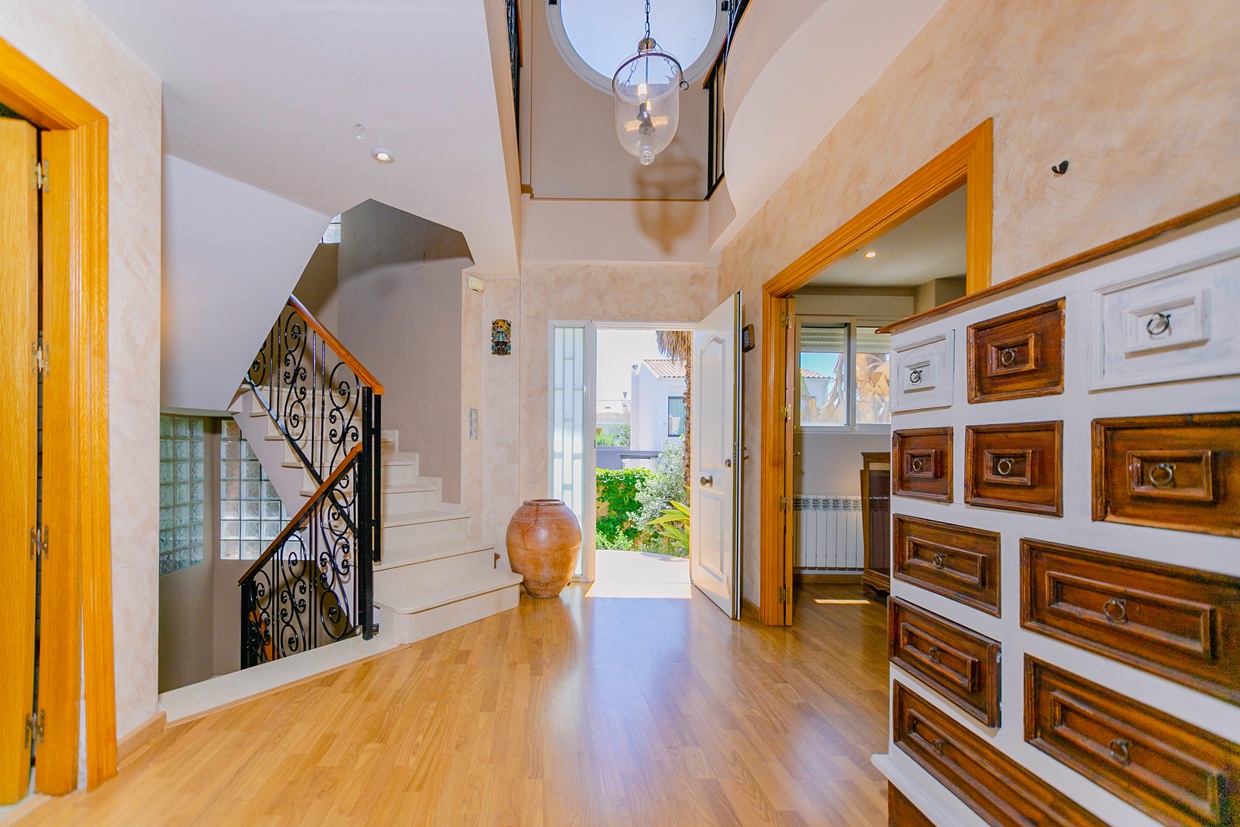 Classic Style 2-Story Villa – Calle Azahar, Alfinach Puçol