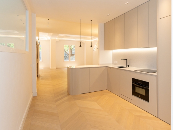 Spectacular newly refurbished apartment in Avenida Reino De Valencia